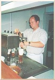 Bild: Wirt Hans zapft Bier