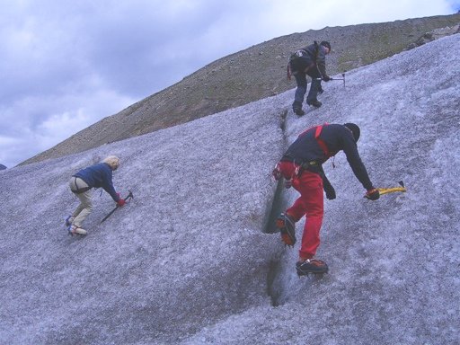 Kletteruebung im steilen Eis